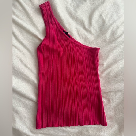 🖤Brand New DYNAMITE Hot Pink Pleated one shoulder top🖤 - Picture 2 of 2